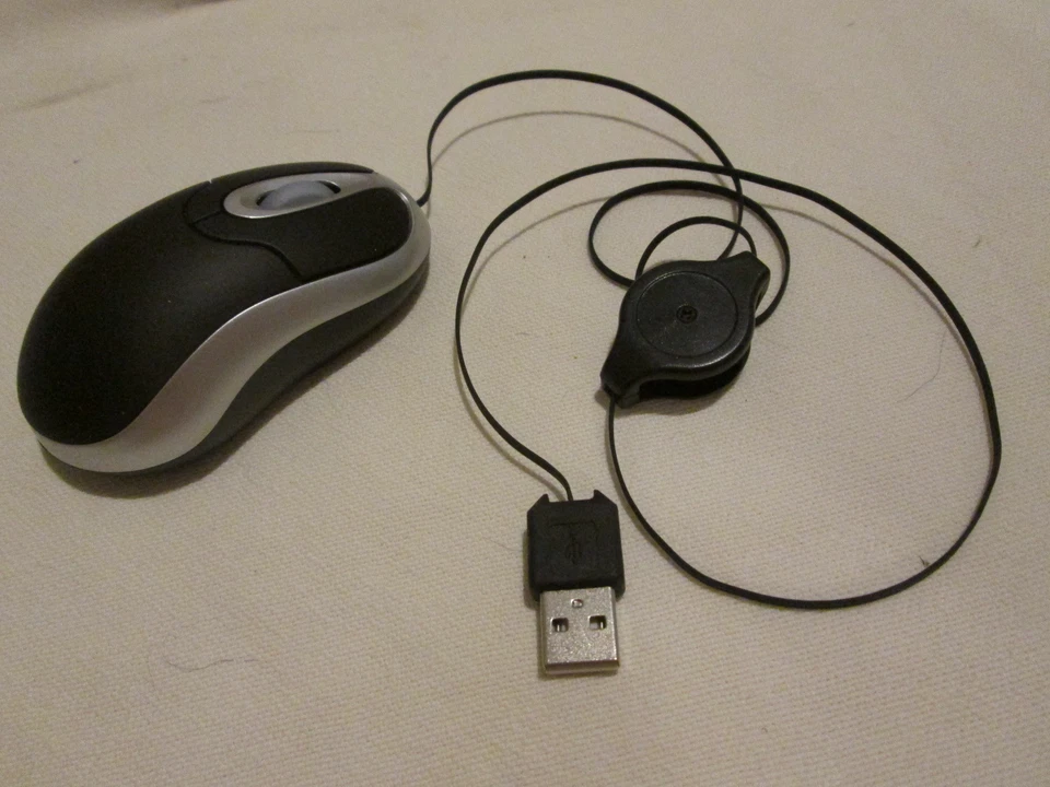 Generic Mini (Wired) Travel Mouse with Optical Scroll and Retractable USB Cable - Image 3 of 4
