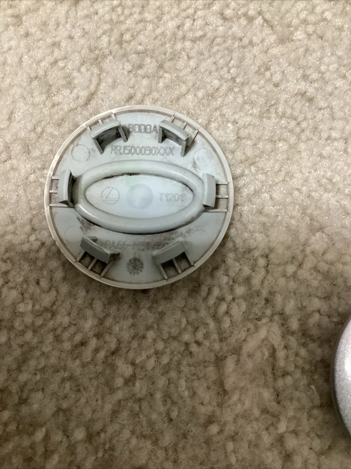 Tapa central Land Rover LR2 LR3 2005-2016 OEM PLATEADA negra #RRJ500030xxx 1 pieza Foto 2 de 4