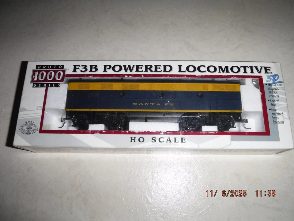 LIFE-LIKE HO PROTO 1000 SANTA FE (ATSF) F3A-F3B  LOCOMOTIVE SET #200C/201B - NOS - Image 4 of 4