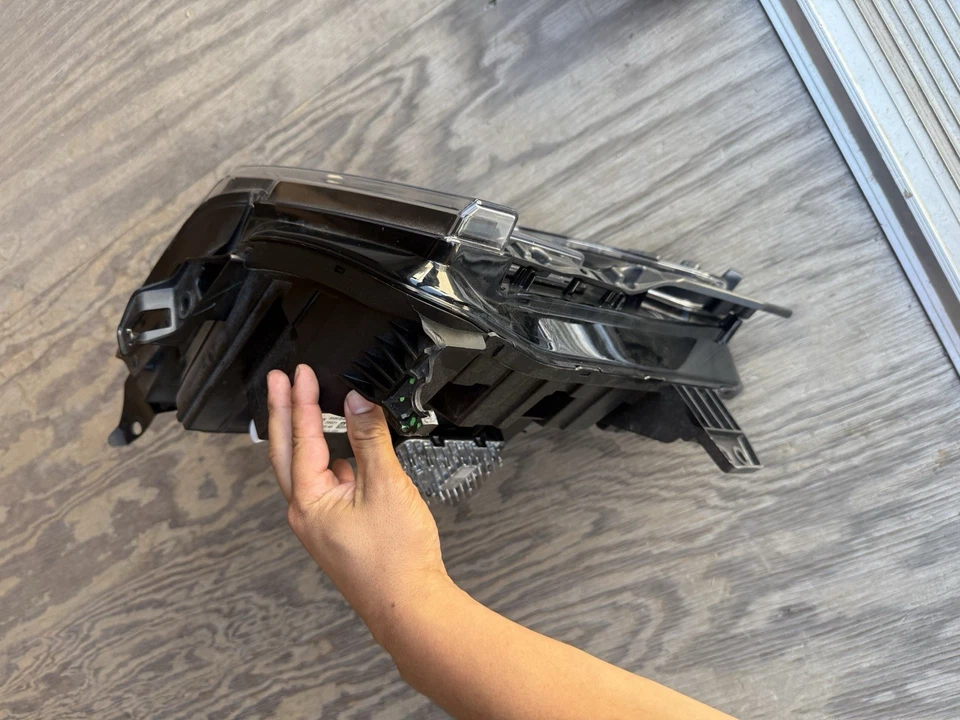 GMC Sierra At4 2025 OEM LH faro LED Foto 4 de 4