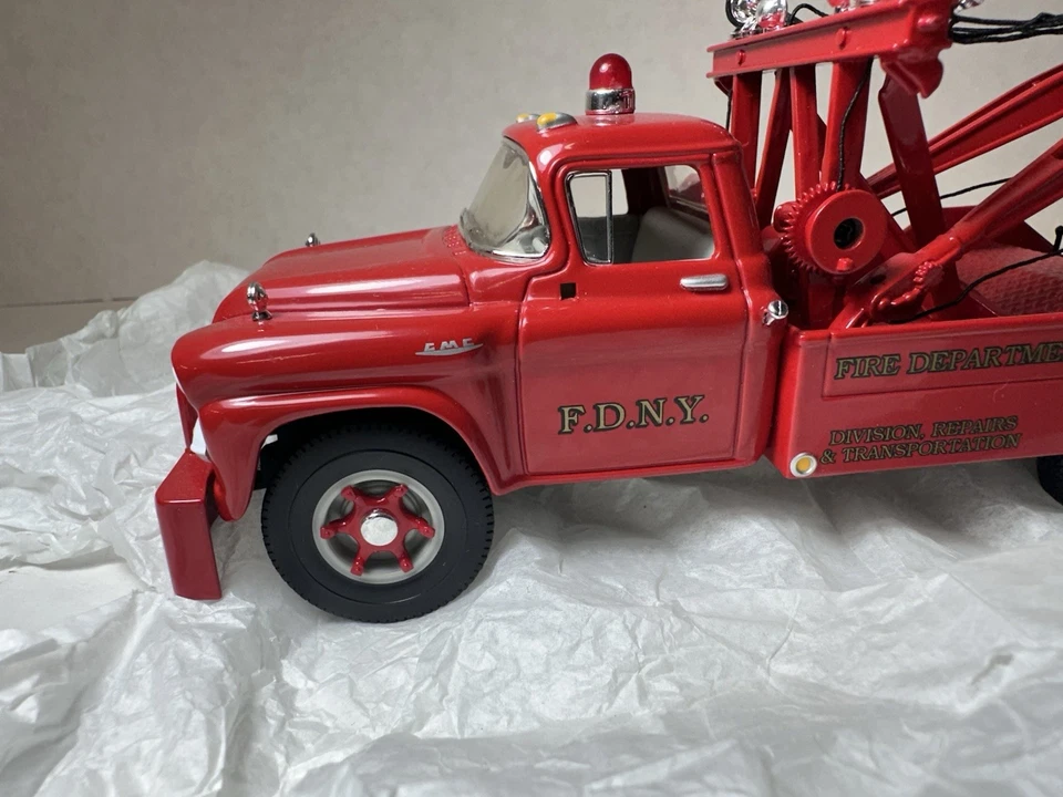 First Gear 1958 FDNY GMC Tow Truck Fire Dept. 1/34 Diecast #19-2408 NEW NIB - Image 2 of 4