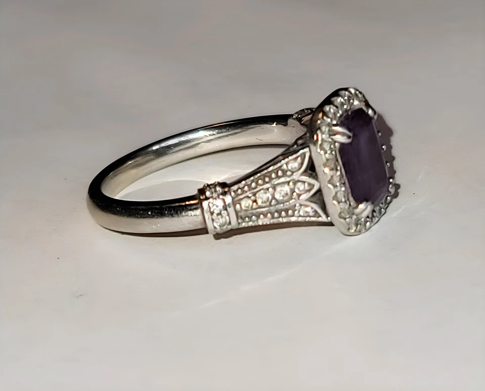 Anillo de compromiso de alejandrita de oro blanco de 14k personalizado hecho a mano con halo de diamantes Foto 4 de 4