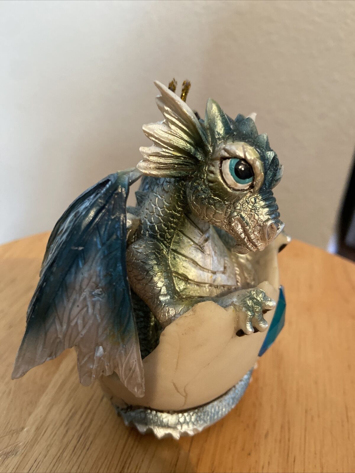 George S. Chen Imports SS-G-71469 bebê dragão azul em casca de ovo com  estatueta, 11,4 cm : : Brinquedos e Jogos