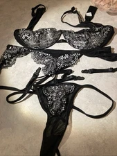 Women’s Bra, Garter And Panty Set Black Small 686