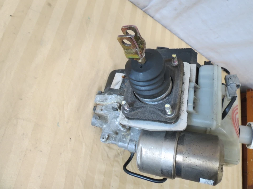 03 04 05 Mitsubishi Montero Hydraulic Master Power Booster Brake Pump MR569728 - Image 4 of 4