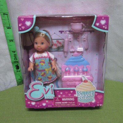 SWEET BAKERY cooking toy Evi Love action figure NWT cupcakes Simba Toys