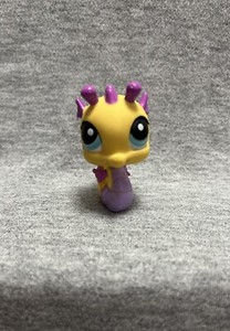 LITTLEST PET SHOP # 426 YELLOW & LAVENDER SEAHORSE 2007 GRAY MAGNET LPS