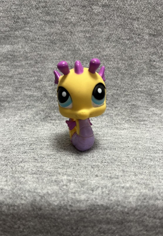 LITTLEST PET SHOP # 426 YELLOW & LAVENDER SEAHORSE 2007 GRAY MAGNET LPS