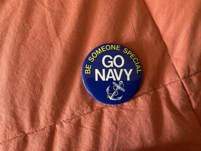 VINTAGE BE SOMEONE SPECIAL GO NAVY 2 1/4 PINBACK BUTTON. NEW OLD STOCK