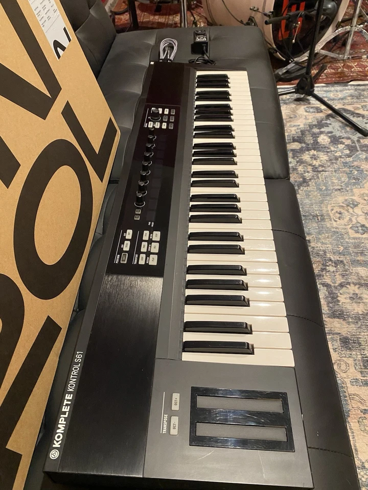 Native Instruments Komplete Kontrol S61 MK1 MIDI Keyboard - 61 Keys | Immaculate - Image 3 of 4