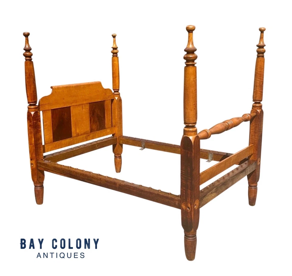 CAMA CON CUATRO CARTELES DE ARCE TIGRE FEDERAL ANTIGUO DE FINALES DEL SIGLO XVIII y caoba figurada Foto 4 de 4