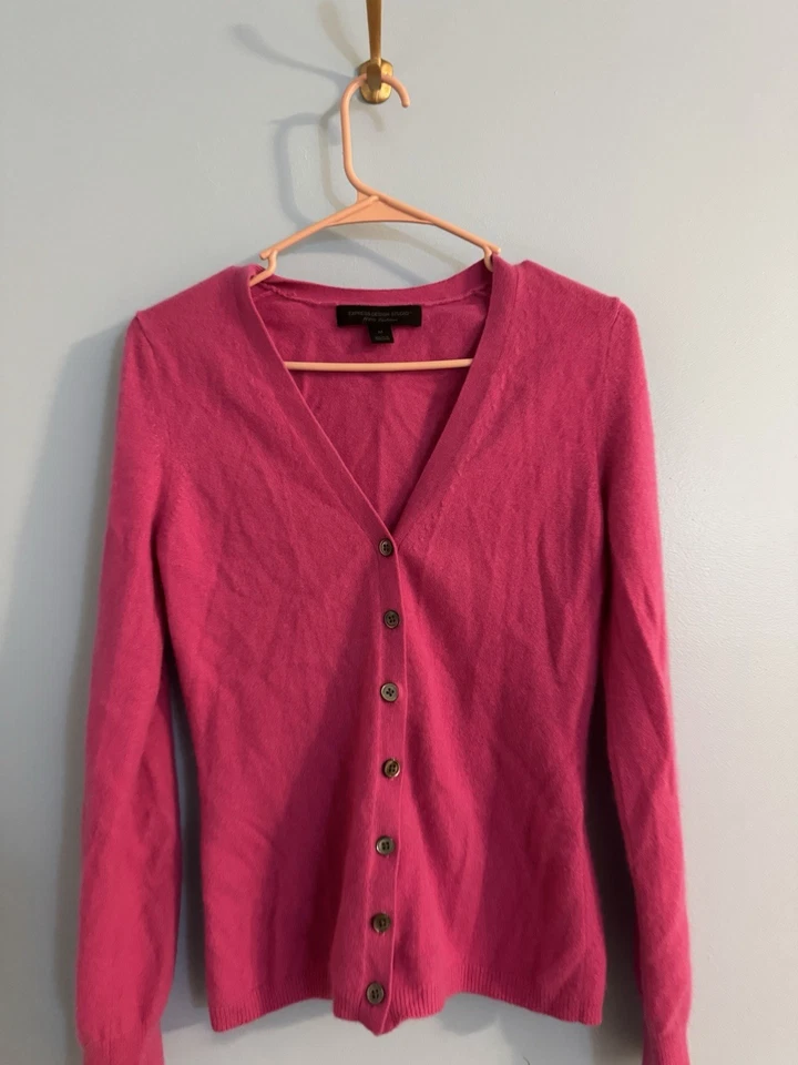 Express 100% puro cachemir rosa cárdigan suéter talla M *pequeño agujero debajo de la axila* Foto 2 de 4