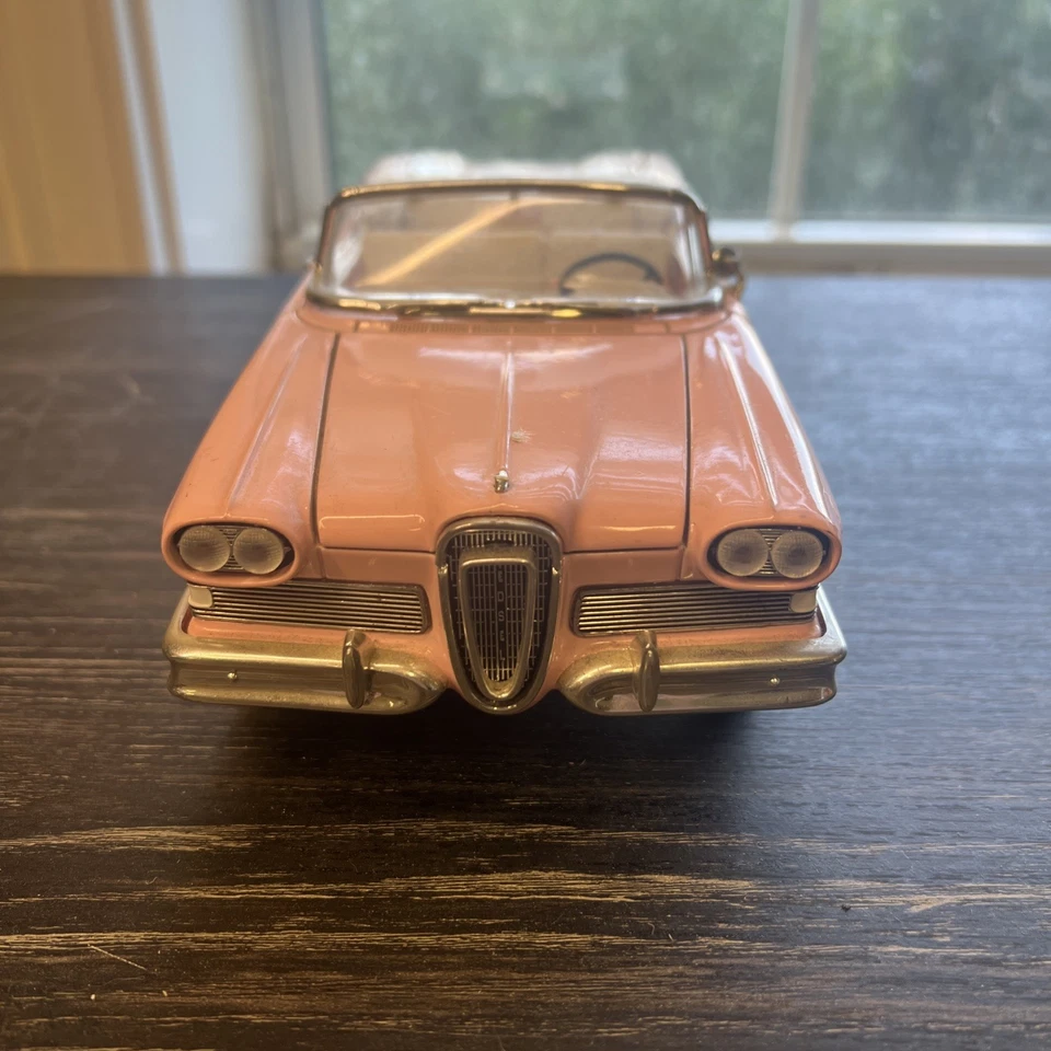 Road Signature Deluxe Edition 92298: 1958 Edsel Citation Pink Convertible 1:18 - Image 2 of 4