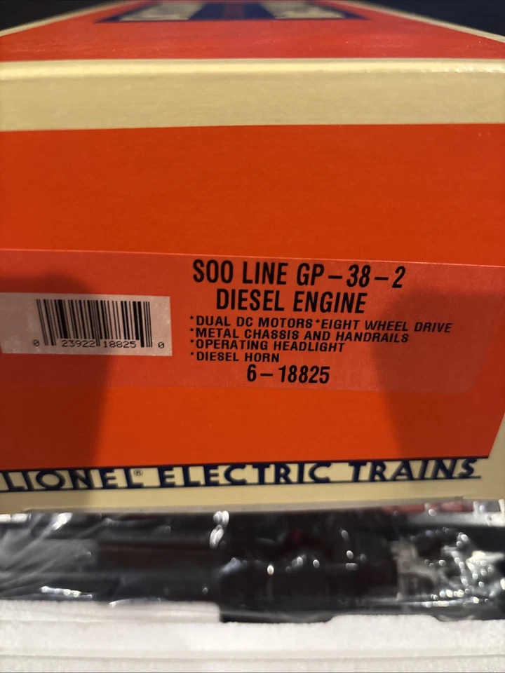 Lionel 6-18825 O Gauge Soo Line GP-38-2 Diesel Locomotive #4000 Box - Image 2 of 4