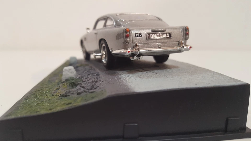 ASTON MARTIN DB5 - GOLDFINGER - 007 JAMES BOND AUTO COLLECTION -SCALA 1/43 - Immagine 3 di 4