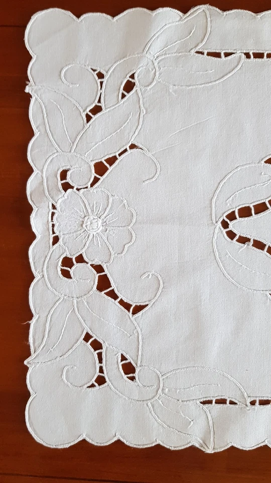 Ancien grand napperon brodé main - Photo 3/3