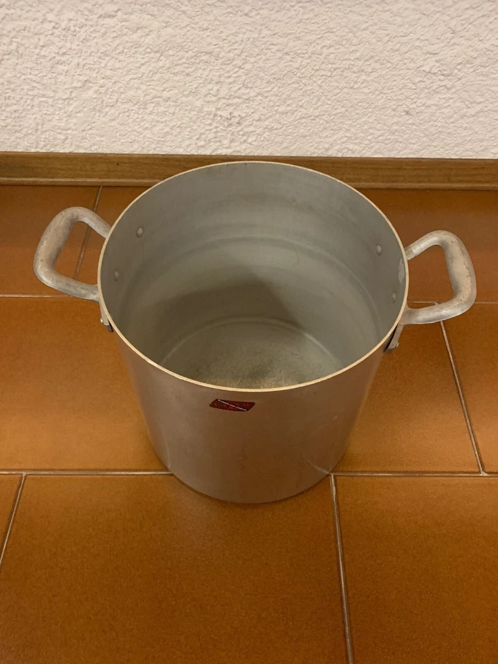 Pentola in alluminio con coperchio - Immagine 2 di 4