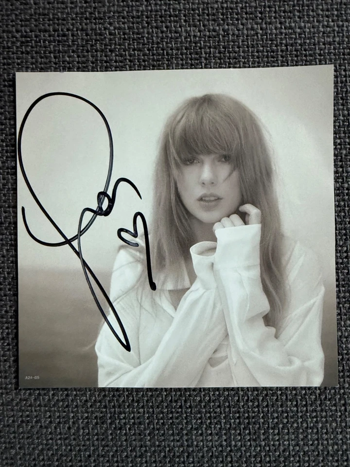 TAYLOR SWIFT - THE TORTURED POETS DEPARTMENT CD WITH EXCLUSIVE SIGNED PICTURE - Image 4 of 4