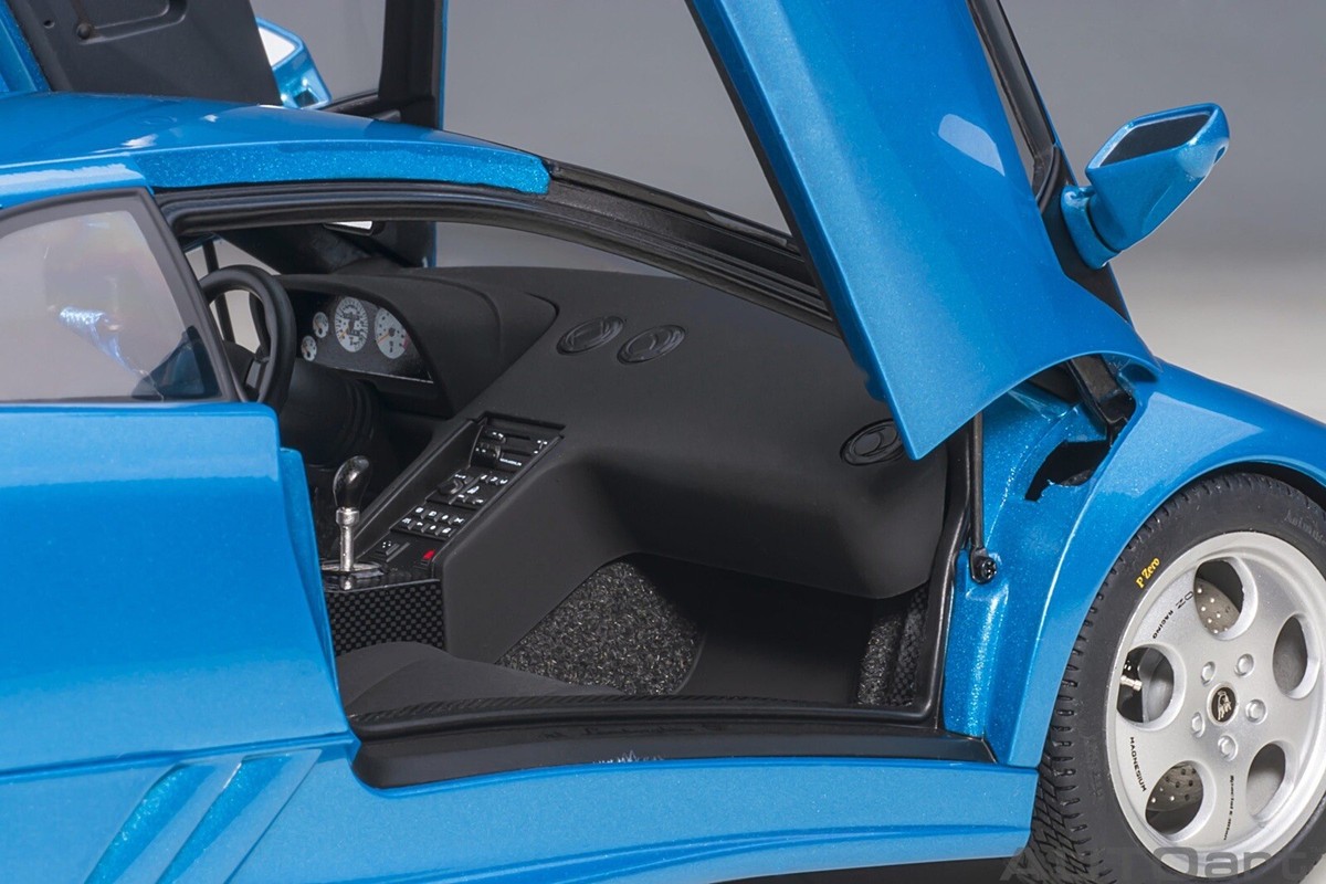 1993 LAMBORGHINI DIABLO SE30 METALLIC BLUE 1:18 COMPOSITE by