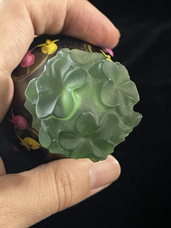 Botella de perfume iridiscente vintage con tapón esmerilado verde flores pintadas Italia Foto 3 de 4