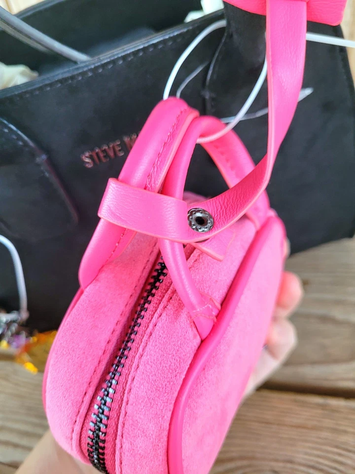 *Raro* Bolso de mano Steve Madden de gamuza negro y rosa intenso con dijes para bolso de dados Foto 4 de 4