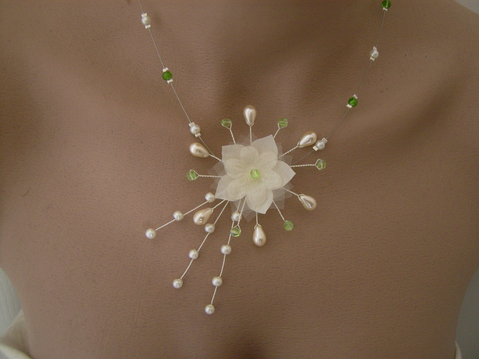 Collier original ivoire et vert anis pour robe de mariée en satin