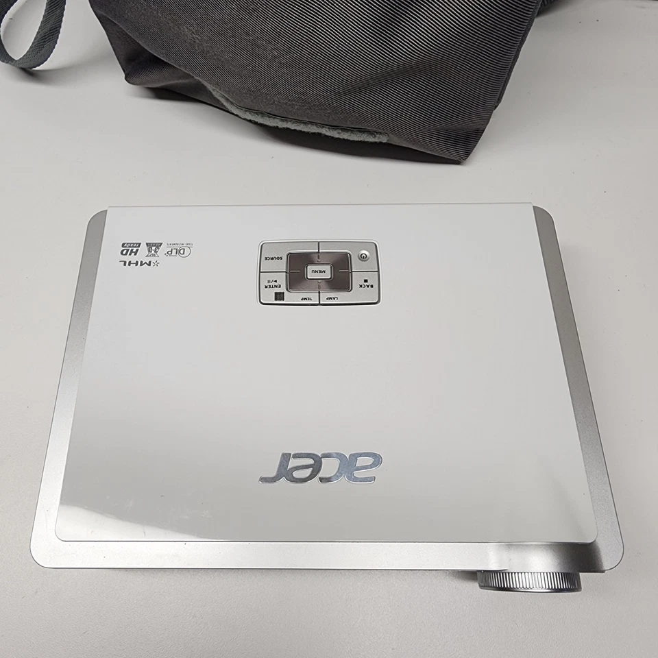 Acer K335 Projector with Remote And Carrying Case - Image 4 of 4