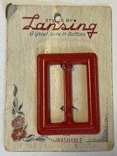 NOS قديم للمقتنيات LANSING, أحمر PLASTIC BUCKLE ON أصلي CARD, 1 1/2" X 2 9/16"