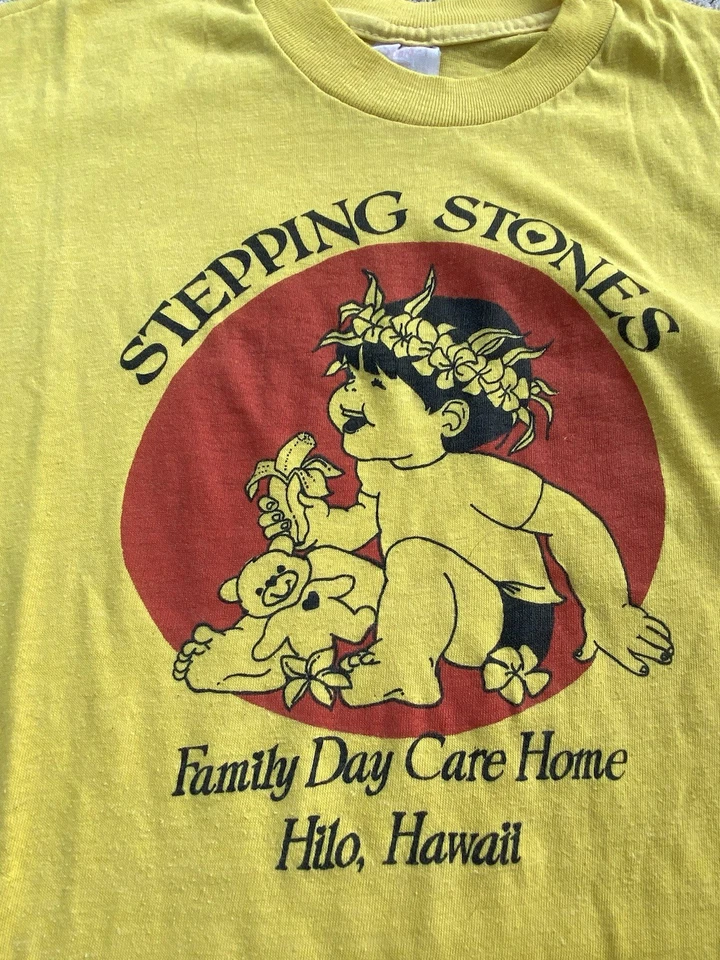 Camiseta amarilla vintage Stepping Stones Family Day Care Home Hilo Hawaii ver fotos Foto 2 de 4