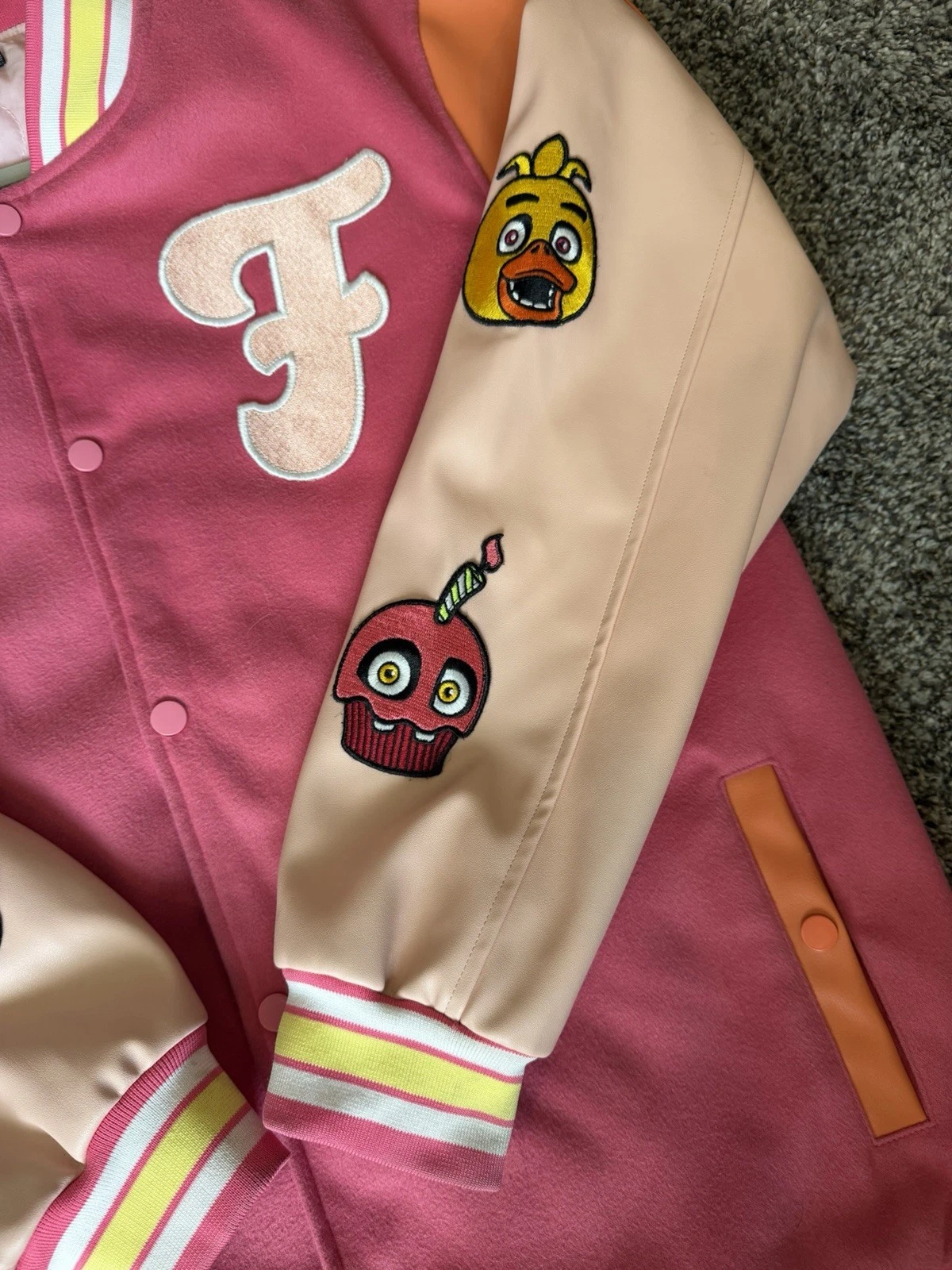 THEORYWEAR MENS FNAF Varsity Fleece Jacket XL Pink Embroidered Patch Pockets - product detail image 5