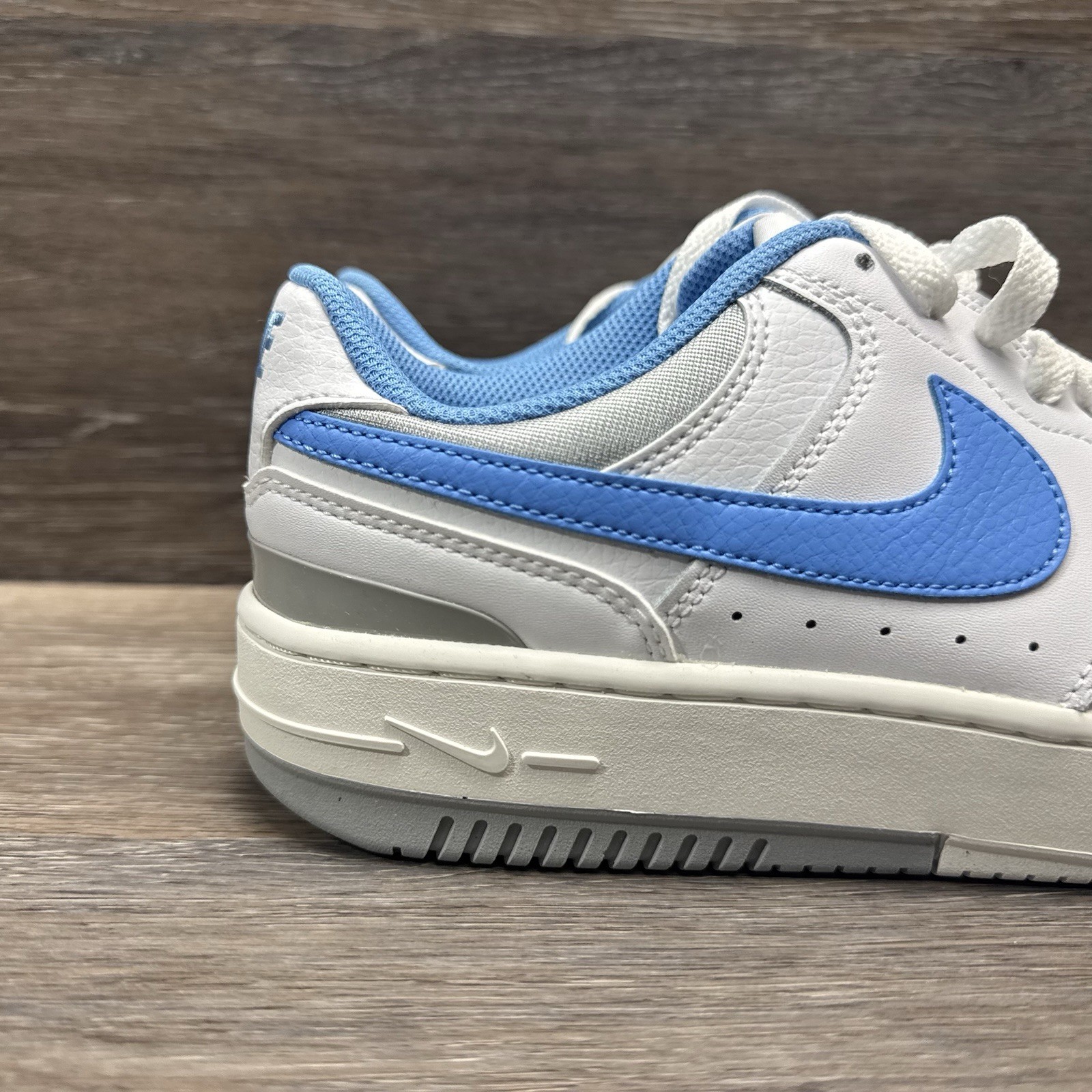 Nike Gamma Force Shoes Women Size 9.5 White University Blue Casual sneakers image 4