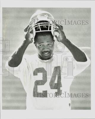#ad 1987 Press Photo Husky player #24 Will Rideout removing his helmet afa25783 $24.99