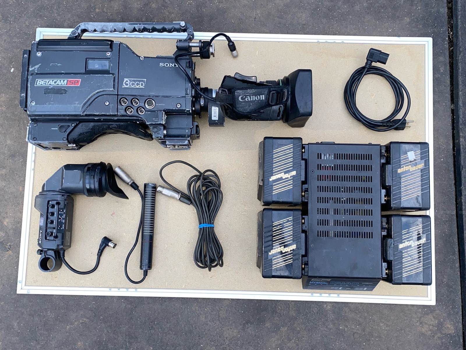 SONY BETAMAX/SP BVW400 3CCD MOVIE Camera w/FULL ANTON BAUER 