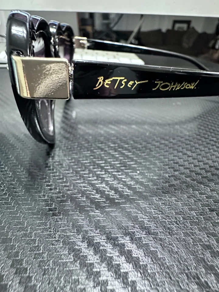 Женские черные солнцезащитные очки Betsey Johnson со стразами в форме сердца * с дефектом - Изображение 3 из 4