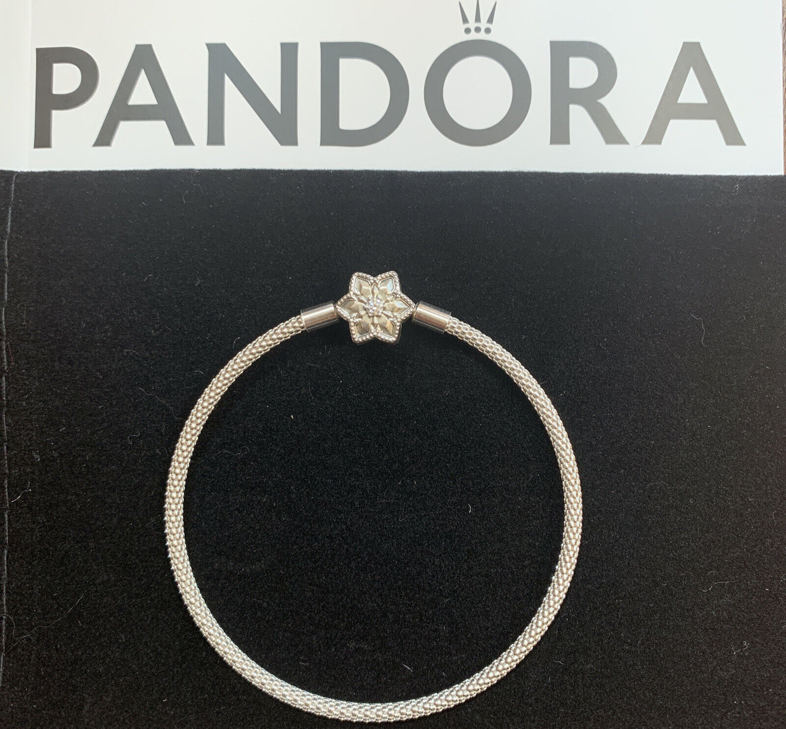 Pandora Moments Bright Snowflake Clasp Mesh Bracelet, Women's Fashion,  Jewelry & Organizers, Bracelets on Carousell