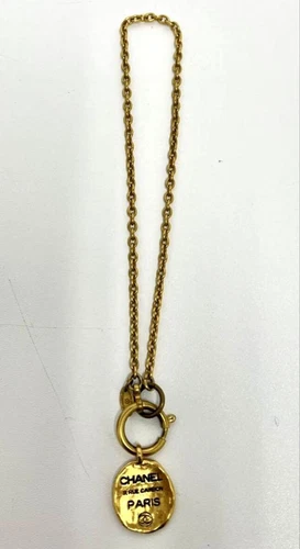 Collana logo Chanel vintage ciondolo cambone marchio cocco accessori moda donna