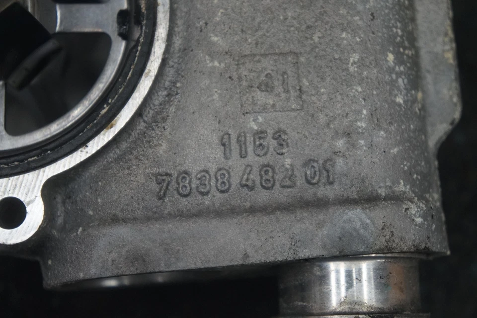 Carcasa termostato 11537838482 OEM BMW M3 E90 2008 Foto 3 de 3