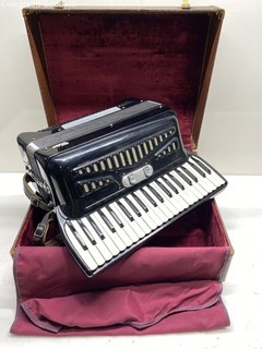 Vintage Crucianelli Video 41 Key 120 Bass Piano Accordion Italy w/ Case
