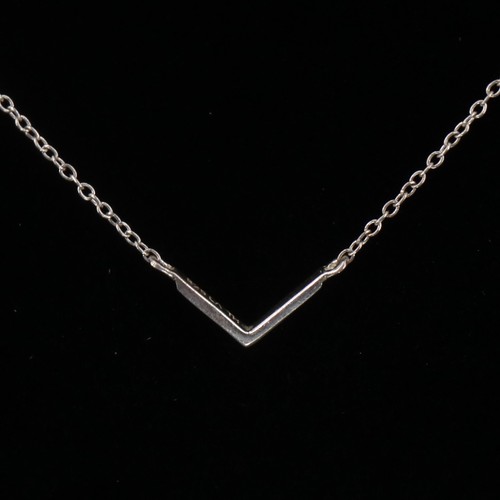 Sterling Silver - LA ROCKS V-Shape Pointed Pendant 16" Cable Chain Necklace - 1g