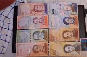 8 notes  VENEZUELA     big  and small letters