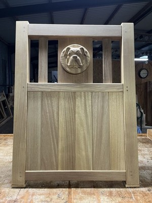Holz Gartentor Bulldogge Design. Geschnitzter Hund auf Iroko Hartholz Fußgängertoren