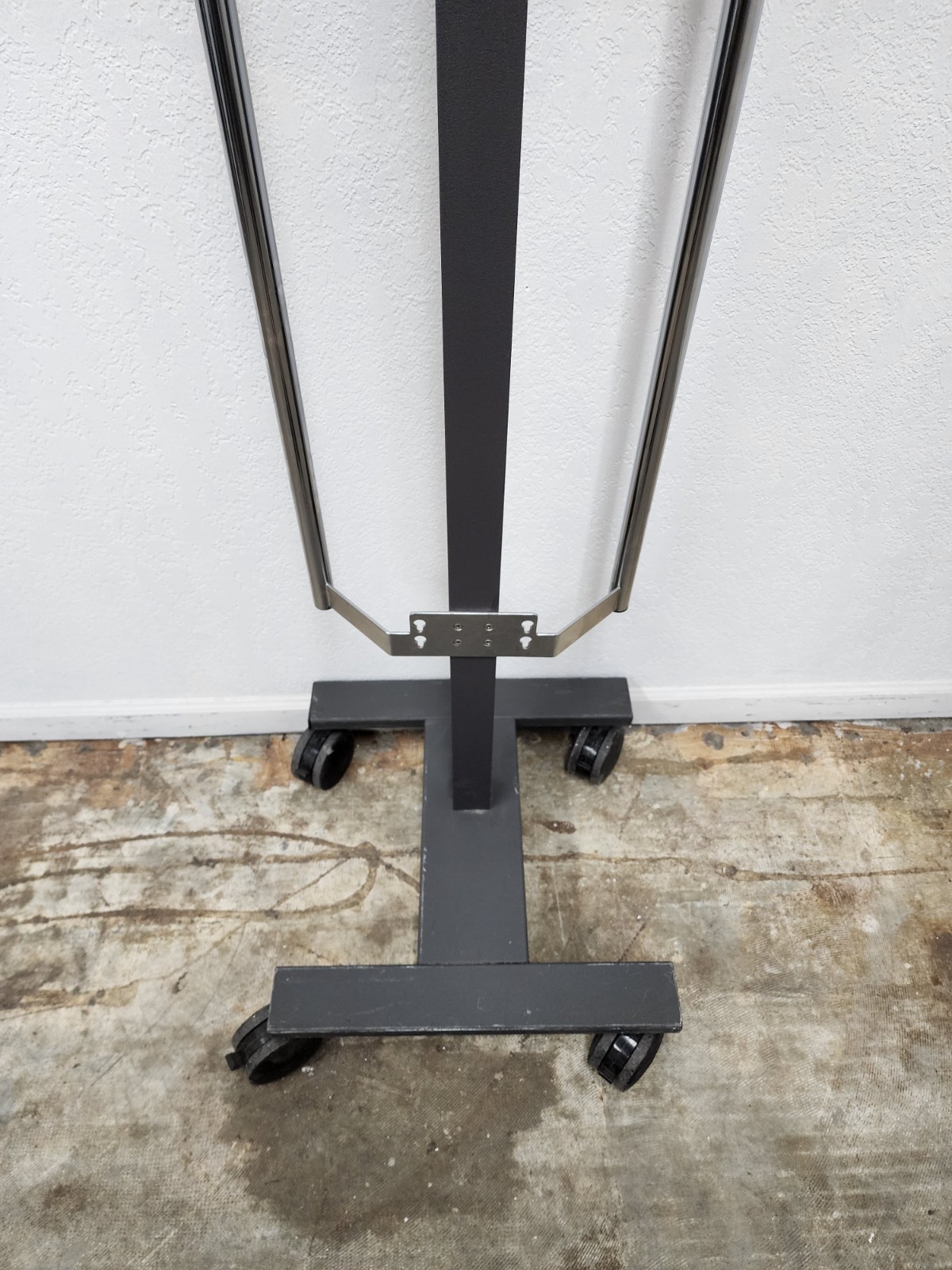 Smiths Medical Dual H-2 Pressure Chamber Level 1 on Rolling Cart w/ IV Pole