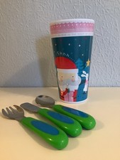 Bożonarodzeniowy plastikowy zestaw kubków i sztućców dla dzieci.