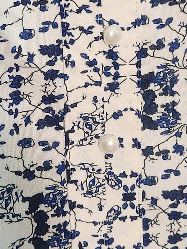 Women's Preppy Avara Courtney Top Blouse NWT Blue & White Floral S Lightweight - Picture 4 of 11