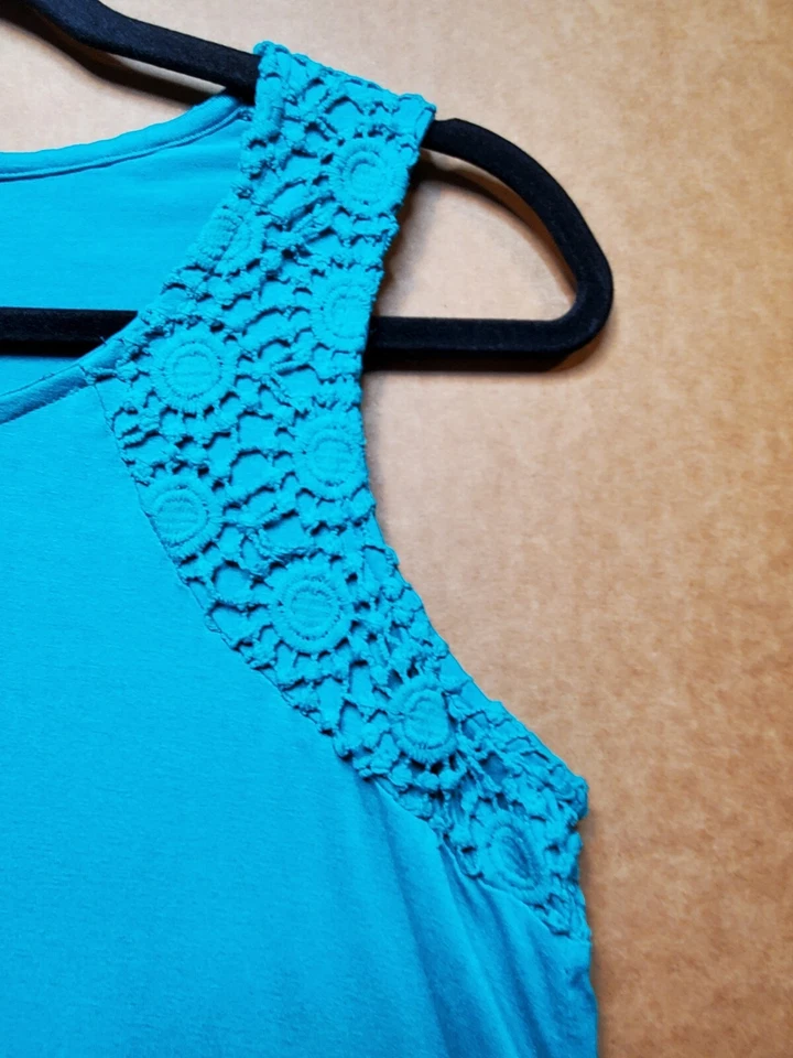 Blusa pulôver feminina Moon & Sky sem mangas pequena verde crochê sobreposição de renda - Imagem 2 de 4