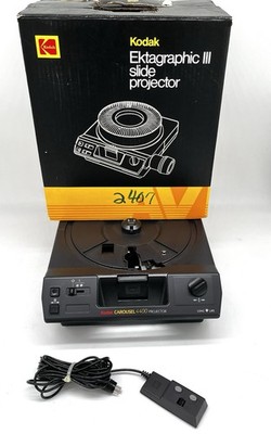 Kodak 4400 Ektagraphic III Carousel Slide Projector  W/ Original Box