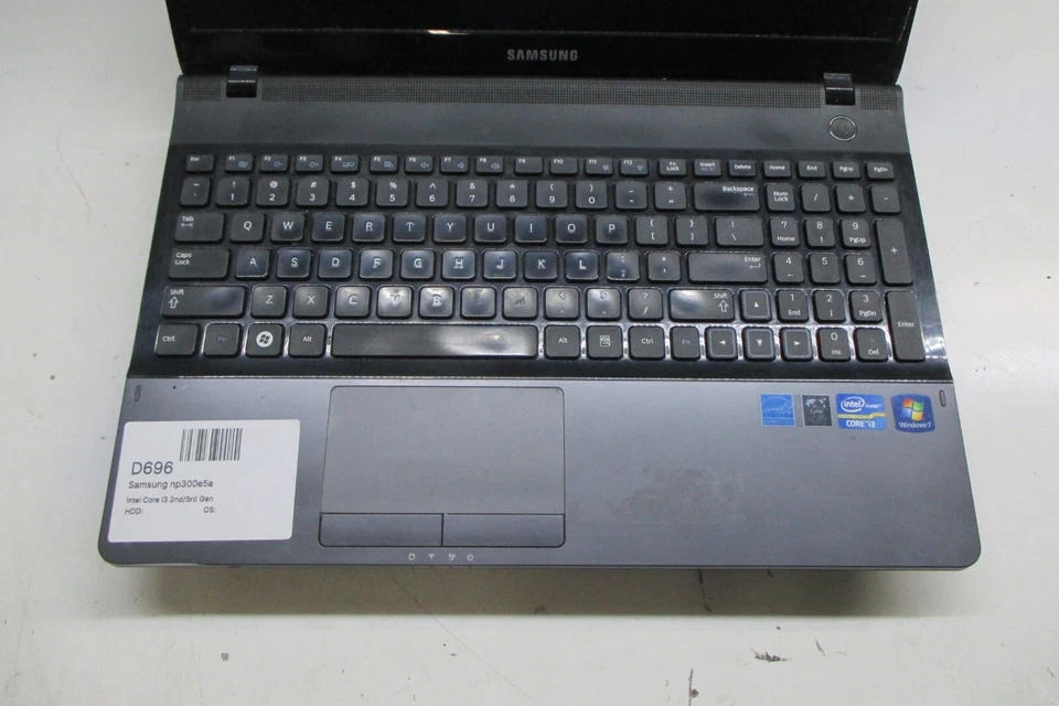 Samsung NP300E5A Laptop Intel Core i3 2a/3a Gen. - Ricambi/Riparazione - No Video - Immagine 2 di 4