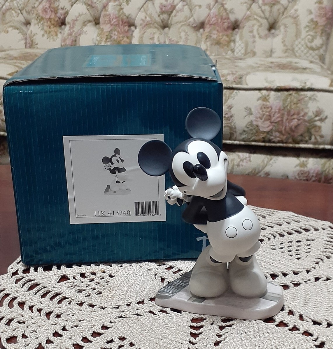 Disney~WDCC~PUPPY LOVE~MICKEY MOUSE~BROUGHT YOU SOMETHING.~41324