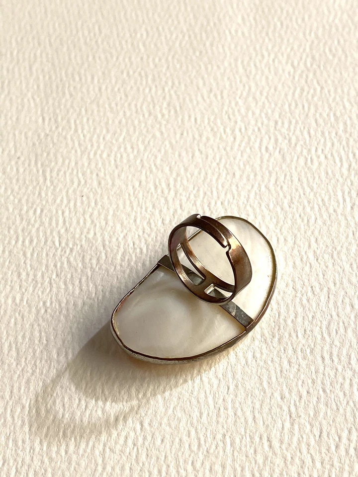 复古 Estate Find Mother Of Pearl 形状可调节银色声明戒指 — 第 4/4 张图片