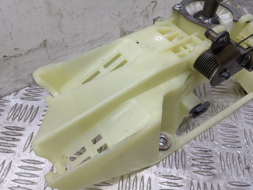 Mazda 3 D Sport Nav 2.2 5 Door Hatchback 2015 Gearstick  — 第 2/4 张图片